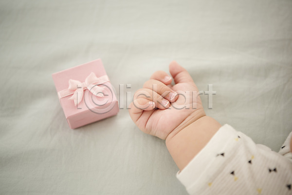 남자 남자아기한명만 아기 한명 JPG 포토 눕기 상반신 선물 손 실내 침대