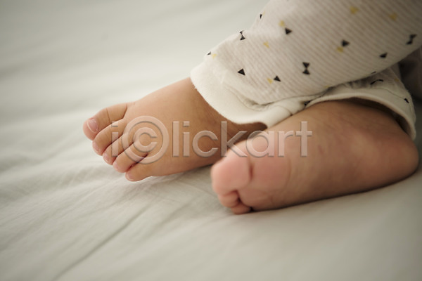남자 남자아기한명만 아기 한명 JPG 아웃포커스 옆모습 포토 눕기 다리(신체부위) 발 실내 침대 하반신