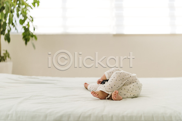 남자 남자아기한명만 아기 한명 JPG 아웃포커스 옆모습 포토 나무 눕기 실내 잠 전신 침대