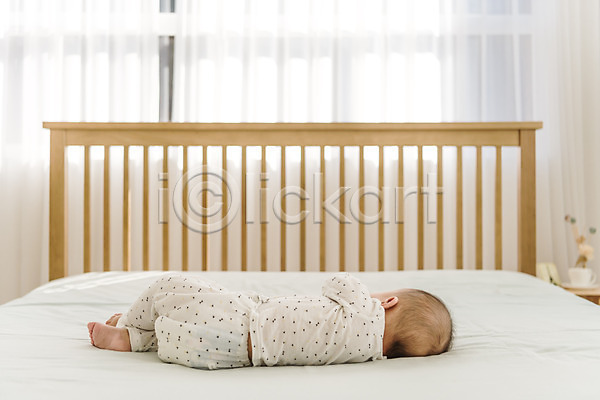 남자 남자아기한명만 아기 한명 JPG 뒷모습 아웃포커스 포토 눕기 실내 잠 전신 침대