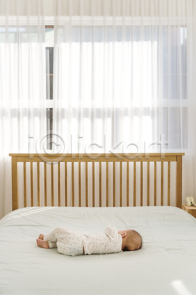 남자 남자아기한명만 아기 한명 JPG 뒷모습 포토 눕기 실내 잠 전신 침대