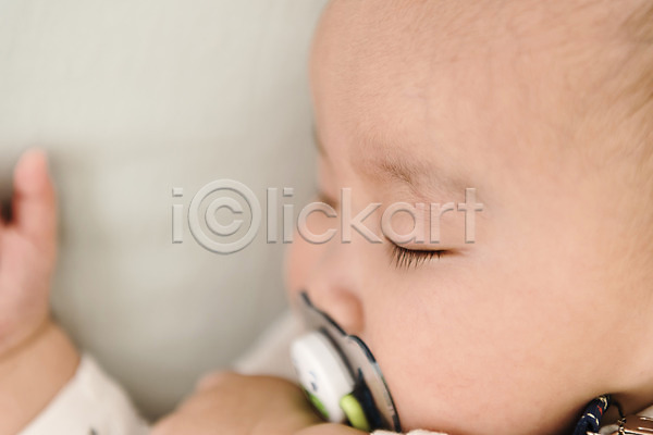 남자 남자아기한명만 아기 한국인 한명 JPG 옆모습 포토 노리개젖꼭지 눕기 상반신 실내 얼굴 잠 침대