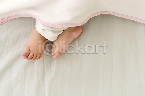 남자 남자아기한명만 아기 한명 JPG 뒷모습 포토 눕기 다리(신체부위) 발 실내 침대 하반신