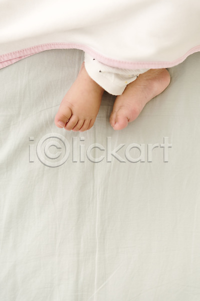남자 남자아기한명만 아기 한명 JPG 뒷모습 포토 눕기 다리(신체부위) 발 실내 침대 하반신