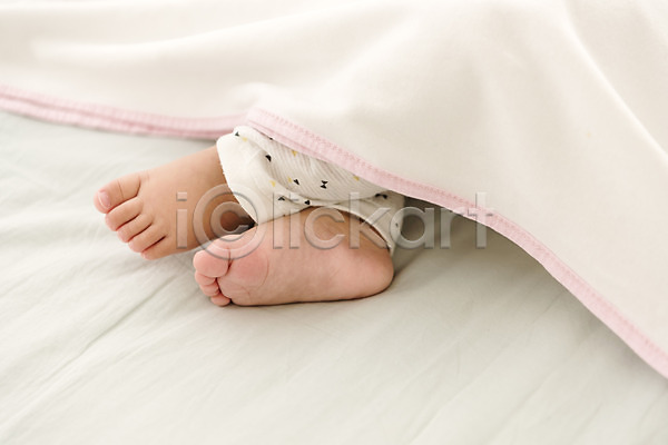 남자 남자아기한명만 아기 한명 JPG 옆모습 포토 눕기 다리(신체부위) 발 실내 침대 하반신
