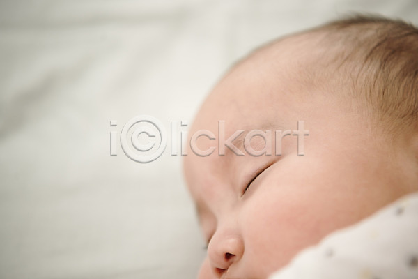 남자 남자아기한명만 아기 한국인 한명 JPG 근접촬영 옆모습 포토 눕기 상반신 실내 얼굴 잠 침대