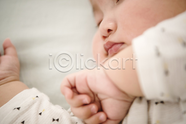 남자 남자아기한명만 아기 한국인 한명 JPG 근접촬영 옆모습 포토 눕기 상반신 손 실내 얼굴 잠 침대