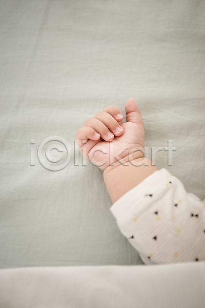 남자 남자아기한명만 아기 한명 JPG 포토 눕기 상반신 손 실내 침대