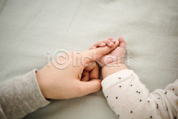 30대 남자 두명 성인 아기 여자 JPG 포토 눕기 모자(엄마와아들) 상반신 손 실내 아들 엄마 잡기 침대