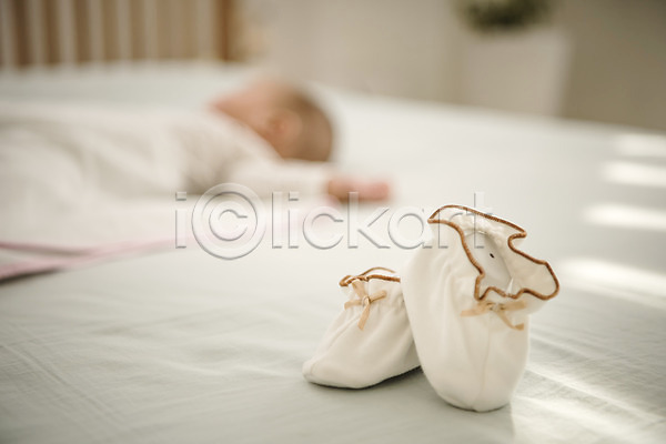 남자 남자아기한명만 아기 한명 JPG 아웃포커스 옆모습 포토 눕기 상반신 실내 아기신발 침대