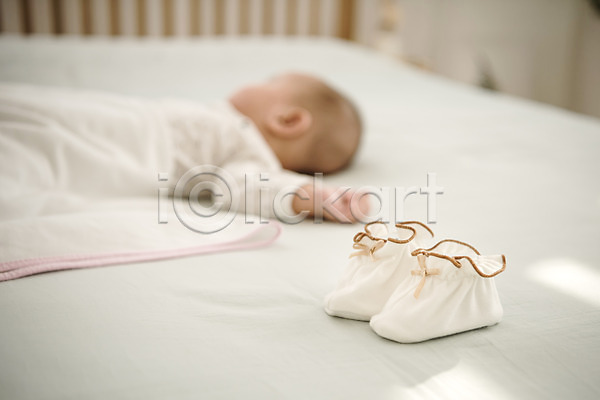 남자 남자아기한명만 아기 한명 JPG 아웃포커스 옆모습 포토 눕기 상반신 실내 아기신발 잠 침대
