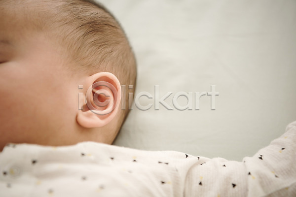 남자 남자아기한명만 아기 한명 JPG 앞모습 포토 귀 눕기 상반신 실내 얼굴 침대