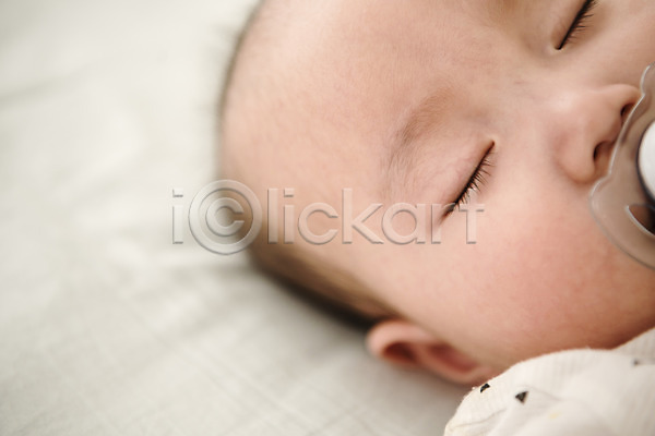 남자 남자아기한명만 아기 한국인 한명 JPG 근접촬영 앞모습 포토 눕기 상반신 실내 얼굴 잠 침대