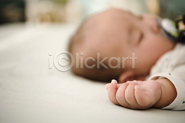 남자 남자아기한명만 아기 한국인 한명 JPG 아웃포커스 옆모습 포토 눕기 상반신 실내 얼굴 잠 침대