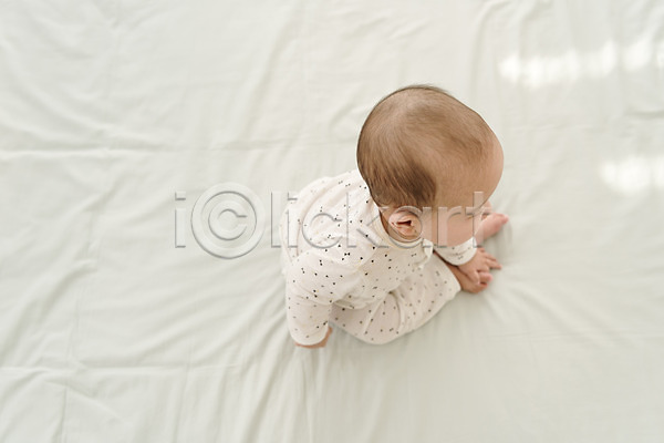 남자 남자아기한명만 아기 한국인 한명 JPG 옆모습 포토 하이앵글 실내 앉기 전신 침대