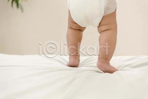 남자 남자아기한명만 아기 한명 JPG 뒷모습 포토 기저귀 다리(신체부위) 서기 실내 침대 하반신