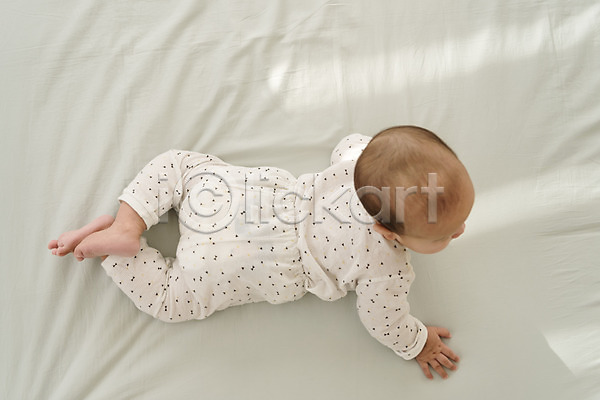 남자 남자아기한명만 아기 한명 JPG 뒷모습 포토 하이앵글 눕기 실내 전신 침대