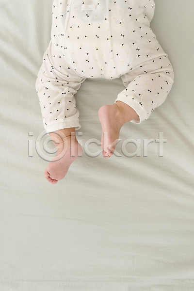 남자 남자아기한명만 아기 한명 JPG 뒷모습 포토 하이앵글 눕기 다리(신체부위) 실내 침대 하반신