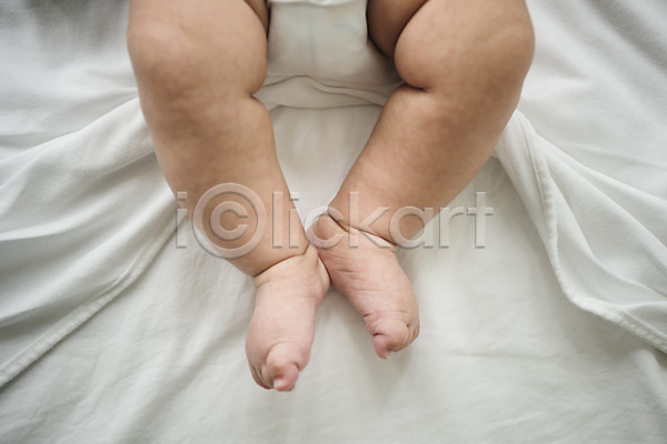 남자 남자아기한명만 아기 한명 JPG 앞모습 포토 하이앵글 눕기 다리(신체부위) 실내 침대 하반신
