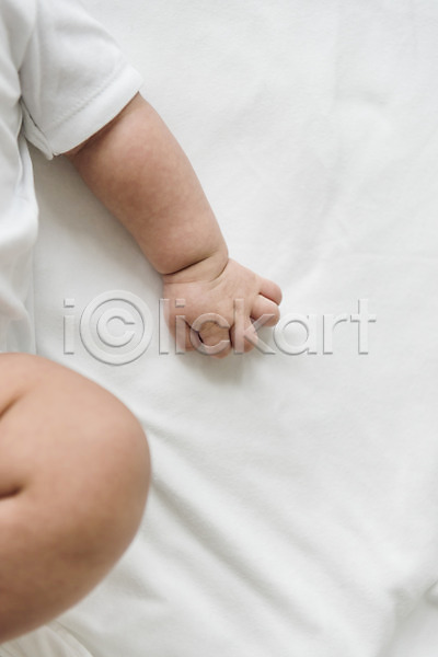 남자 남자아기한명만 신체부위 아기 한명 JPG 앞모습 포토 하이앵글 눕기 다리(신체부위) 실내 침대 팔
