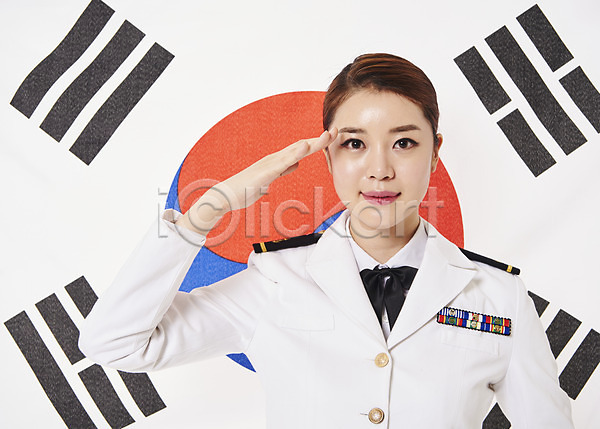 애국심 20대 성인 성인여자한명만 여자 한국인 한명 JPG 앞모습 포토 경례 상반신 서기 스튜디오촬영 실내 여군 태극기 해군 해군복