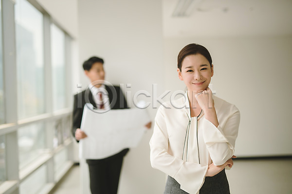 20대 30대 남자 두명 성인 성인만 여자 한국인 JPG 아웃포커스 앞모습 포토 동료 미소(표정) 비즈니스맨 비즈니스우먼 상반신 서기 설계도 실내 직장인