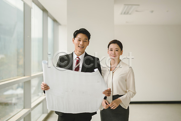 20대 30대 남자 두명 성인 성인만 여자 한국인 JPG 앞모습 포토 동료 들기 미소(표정) 비즈니스맨 비즈니스우먼 상반신 서기 설계도 실내 직장인