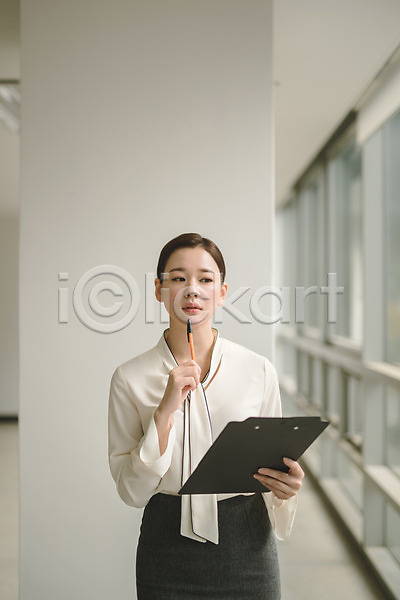30대 성인 성인여자한명만 여자 한국인 한명 JPG 아웃포커스 앞모습 포토 들기 비즈니스우먼 상반신 서기 서류판 실내 응시 직장인