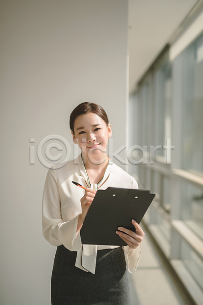 30대 성인 성인여자한명만 여자 한국인 한명 JPG 아웃포커스 앞모습 포토 들기 미소(표정) 비즈니스우먼 상반신 서기 서류판 실내 직장인 펜