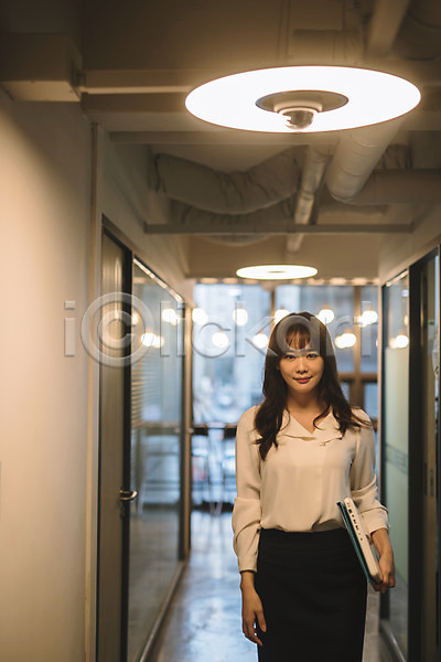 30대 성인 성인여자한명만 여자 한국인 한명 JPG 아웃포커스 앞모습 포토 노트북 들기 미소(표정) 비즈니스우먼 사무실 상반신 서기 실내 직장인 파일