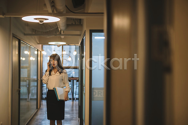 30대 성인 성인여자한명만 여자 한국인 한명 JPG 아웃포커스 앞모습 포토 노트북 들기 문서 비즈니스우먼 사무실 상반신 서기 스마트폰 실내 응시 직장인 통화