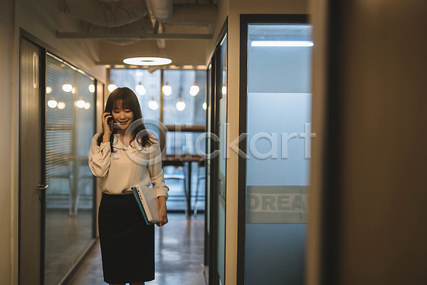 30대 성인 성인여자한명만 여자 한국인 한명 JPG 앞모습 포토 노트북 들기 미소(표정) 비즈니스우먼 사무실 상반신 서기 스마트폰 실내 응시 직장인 통화 파일