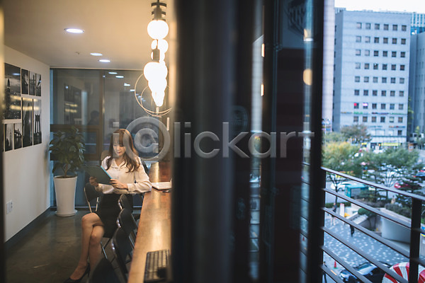 30대 성인 성인여자한명만 여자 한국인 한명 JPG 아웃포커스 앞모습 포토 문서 비즈니스우먼 실내 안식처 앉기 응시 읽기 전신 직장인 카페