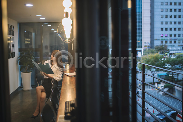 30대 성인 성인여자한명만 여자 한국인 한명 JPG 아웃포커스 앞모습 포토 문서 비즈니스우먼 실내 앉기 응시 전신 직장인 카페