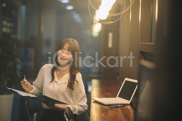 30대 성인 성인여자한명만 여자 한국인 한명 JPG 아웃포커스 앞모습 포토 노트북 미소(표정) 비즈니스우먼 상반신 실내 안식처 앉기 직장인 카페 파일