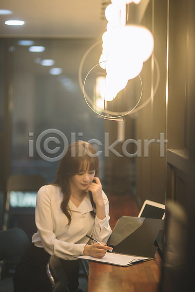 30대 성인 성인여자한명만 여자 한국인 한명 JPG 아웃포커스 앞모습 포토 노트북 문서 비즈니스우먼 상반신 실내 안식처 앉기 응시 직장인 카페 파일
