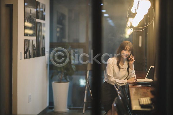 30대 성인 성인여자한명만 여자 한국인 한명 JPG 아웃포커스 앞모습 포토 기록 노트북 들기 미소(표정) 비즈니스우먼 상반신 스마트폰 실내 안식처 앉기 응시 직장인 카페 통화