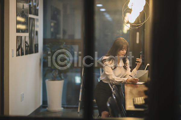 30대 성인 성인여자한명만 여자 한국인 한명 JPG 아웃포커스 옆모습 포토 기록 들기 비즈니스우먼 상반신 스마트폰 실내 안식처 앉기 응시 직장인 카페