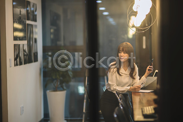 30대 성인 성인여자한명만 여자 한국인 한명 JPG 아웃포커스 앞모습 포토 노트북 들기 비즈니스우먼 상반신 스마트폰 실내 앉기 응시 직장인 카페