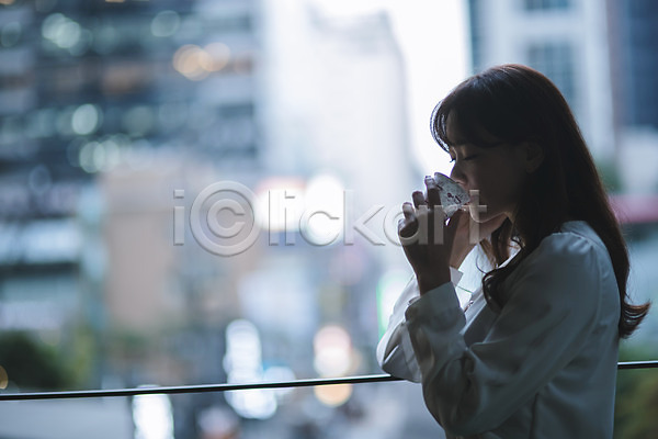 휴식 30대 성인 성인여자한명만 여자 한국인 한명 JPG 아웃포커스 옆모습 포토 건물 난간 마시기 발코니 비즈니스우먼 상반신 서기 야외 주간 직장인 커피