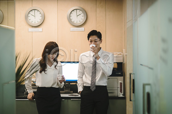 휴식 20대 30대 남자 두명 성인 성인만 여자 한국인 JPG 아웃포커스 앞모습 포토 동료 들기 비즈니스맨 비즈니스우먼 사무실 상반신 서기 시계 실내 직장인 커피