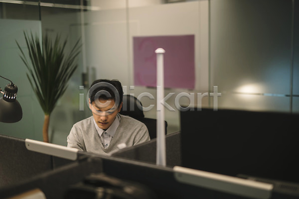 20대 남자 성인 성인남자한명만 한국인 한명 JPG 아웃포커스 앞모습 포토 비즈니스맨 사무실 상반신 실내 앉기 업무 조명 직장인 책상 컴퓨터
