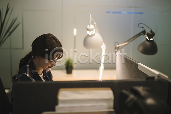 30대 성인 성인여자한명만 여자 한국인 한명 JPG 아웃포커스 옆모습 포토 미소(표정) 비즈니스우먼 사무실 상반신 실내 앉기 업무 응시 조명 직장인 책상 컴퓨터
