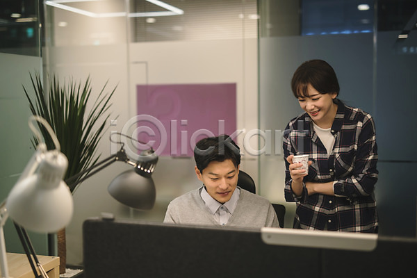 20대 30대 남자 두명 성인 성인만 여자 한국인 JPG 아웃포커스 앞모습 포토 동료 들기 미소(표정) 비즈니스맨 비즈니스우먼 사무실 상반신 서기 실내 앉기 업무 응시 조명 직장인 책상 커피 컴퓨터