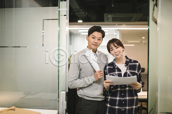 20대 30대 남자 두명 성인 성인만 여자 한국인 JPG 아웃포커스 앞모습 포토 동료 들기 문서 미소(표정) 비즈니스맨 비즈니스우먼 사무실 상반신 서기 실내 직장인