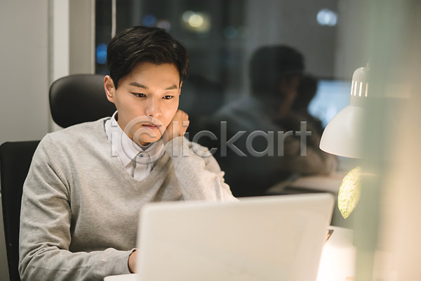 20대 남자 성인 성인남자한명만 한국인 한명 JPG 아웃포커스 앞모습 포토 비즈니스맨 사무실 상반신 실내 앉기 야근 업무 워커홀릭 응시 직장인 컴퓨터