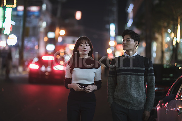 20대 30대 남자 두명 성인 성인만 여자 한국인 JPG 아웃포커스 앞모습 포토 거리 걷기 길 도로 동료 미소(표정) 비즈니스맨 비즈니스우먼 상반신 야간 야외 직장인 퇴근