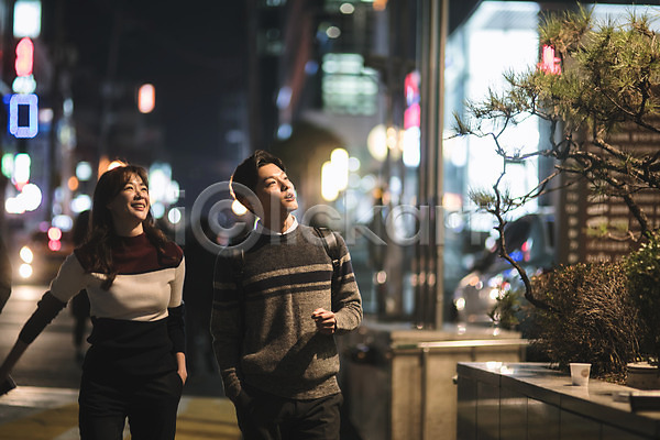 20대 30대 남자 두명 성인 성인만 여자 한국인 JPG 아웃포커스 앞모습 포토 거리 걷기 길 나무 도로 동료 미소(표정) 비즈니스맨 비즈니스우먼 상반신 야간 야외 직장인 퇴근