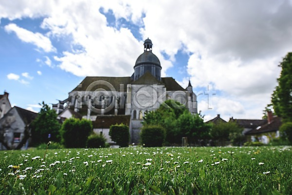 사람없음 JPG 포토 교회 구름(자연) 들꽃 야외 유럽 유럽풍경 주간 초원(자연) 파리(프랑스) 풍경(경치) 프랑스 하늘