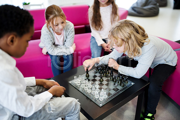 고민 남자 백인 어린이 어린이만 여러명 여자 외국인 흑인 JPG 아웃포커스 앞모습 옆모습 포토 상반신 앉기 응시 체스 체스게임 친구 학교 학생